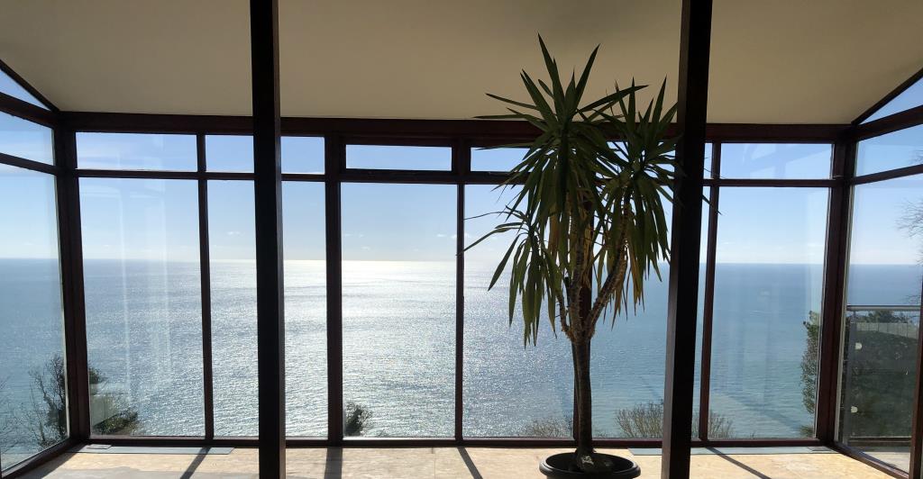 Lot: 106 - UNIQUE PROPERTY WITH STUNNING SEA VIEWS OVER THE ENGLISH CHANNEL - Looking Out From The Living Room